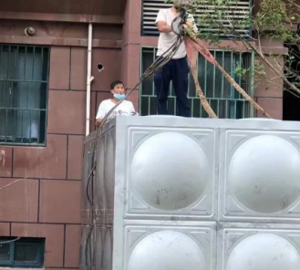 安裝工人用不銹鋼手拉葫蘆吊裝不銹鋼保溫水箱